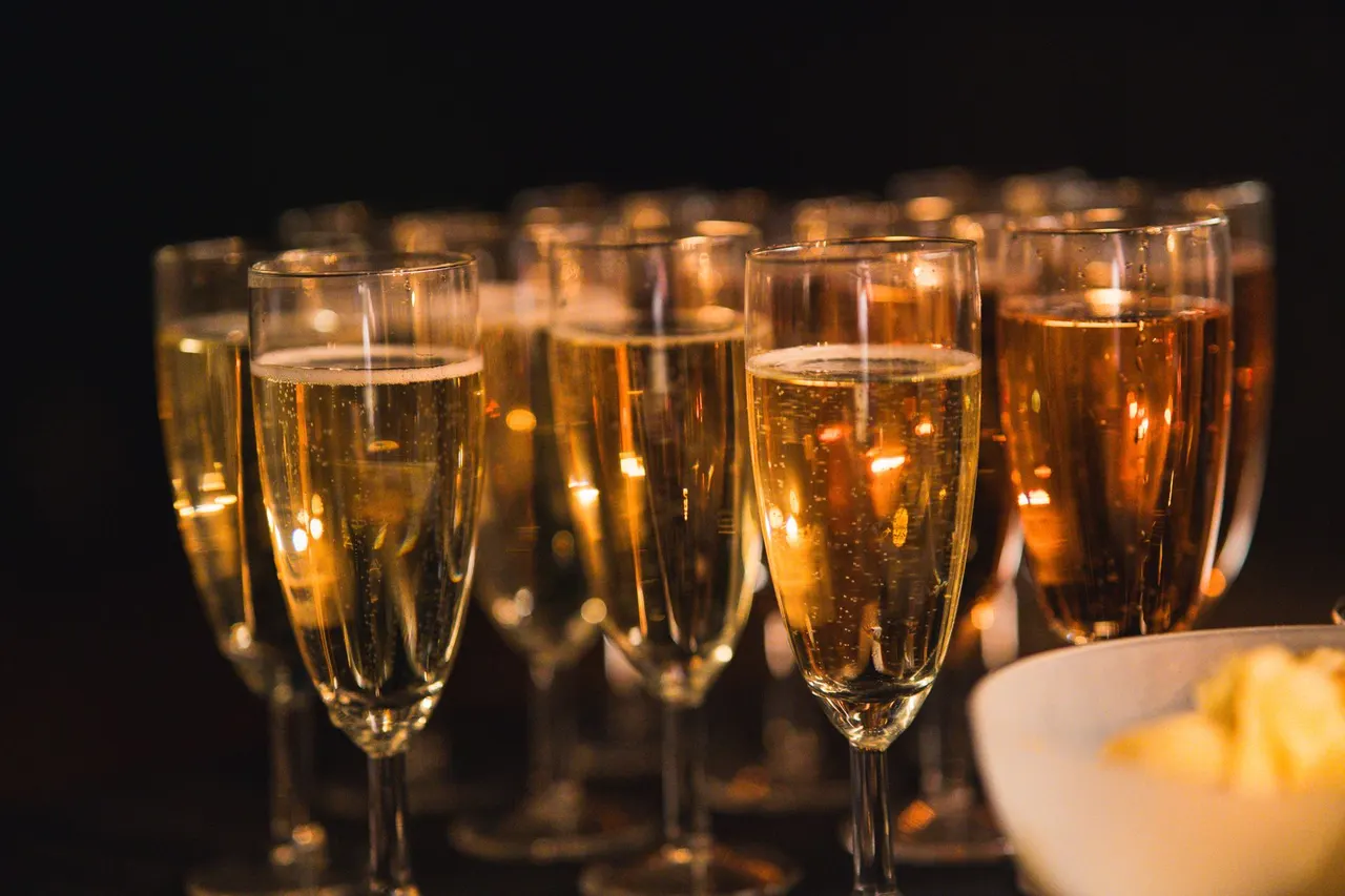 Crémant ou champagne : quelles différences (et quand choisir quoi) ?